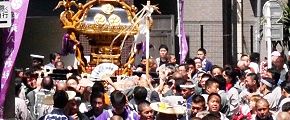 親交会が路地中渡御。'13.08.18.