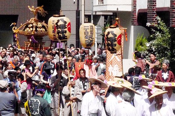新町二丁目から引受けた一丁目親交会の担ぎ。'13.08.18.