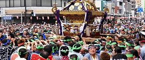 激しい神輿揉みで大きくぶれる。'13.08.04.