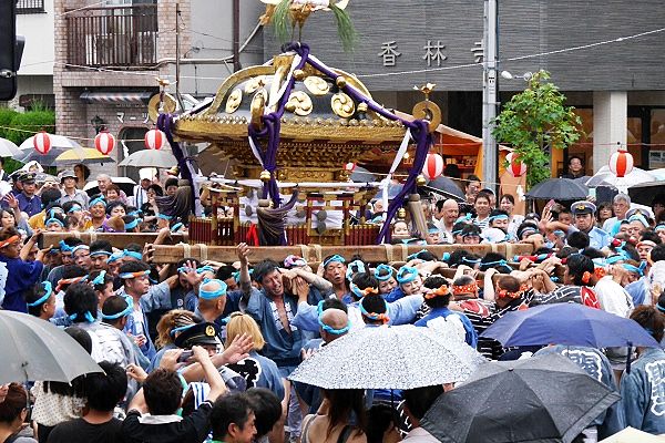 本郷横丁東交差点へ雨傘を掻き分けてくる。'13.08.04.