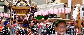 多賀睦が宮神輿を担ぎ出す。'13.08.04.