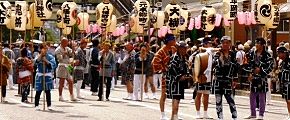 触れ太鼓が先導。'13.08.04.