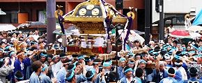 雨の本郷横丁東を前進。'13.08.04.