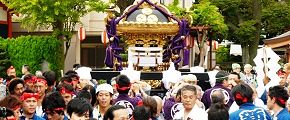 鳥居脇からの担ぎ出し。'13.09.08.