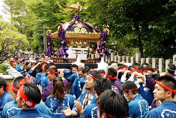 狭い境内脇を担いで来る。'13.09.08.