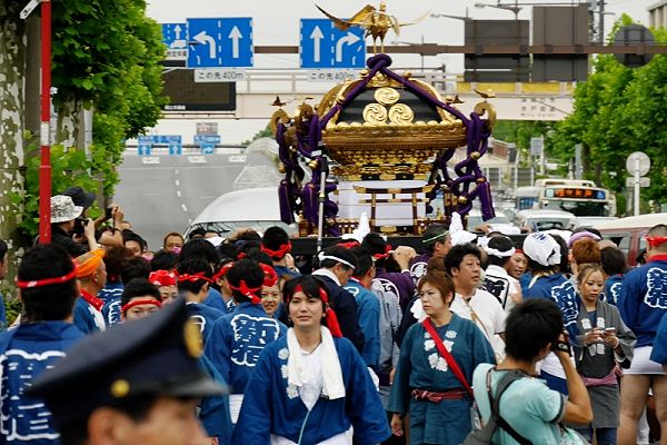 国道を悠然と渡御する宮神輿。'13.09.08.