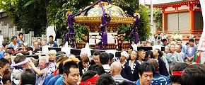 境内から担ぎ出される。'13.09.08.