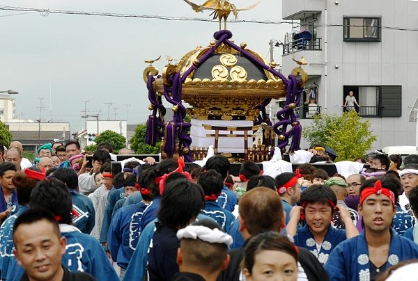 大通りを悠然と渡御。'13.09.08.