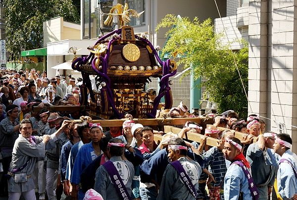 一之宮神輿を狭い神社鳥居前通りの担ぎ。'13.09.01.