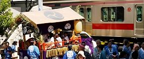 東横線踏切で待つ山車。'13.09.01.