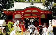 樹木に囲まれた社殿。'13.09.01.