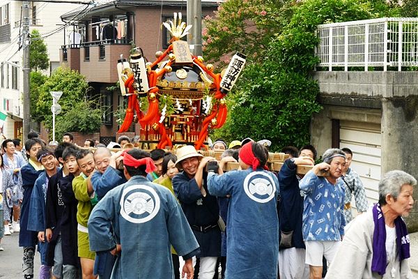 馬引沢住宅を登る余裕の神輿。'13.08.25.
