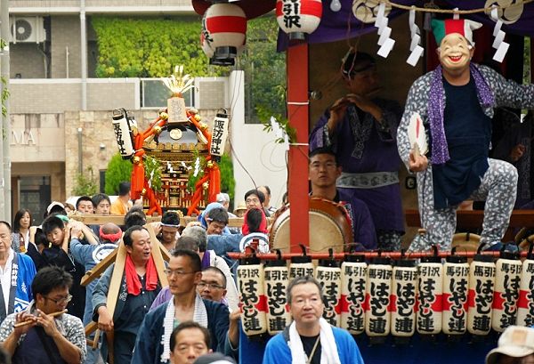 お囃子山車に先導され渡御再開。'13.08.25.