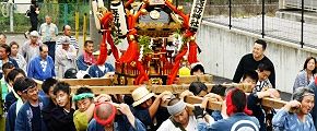 登り坂をバス通りへ。'13.08.25.