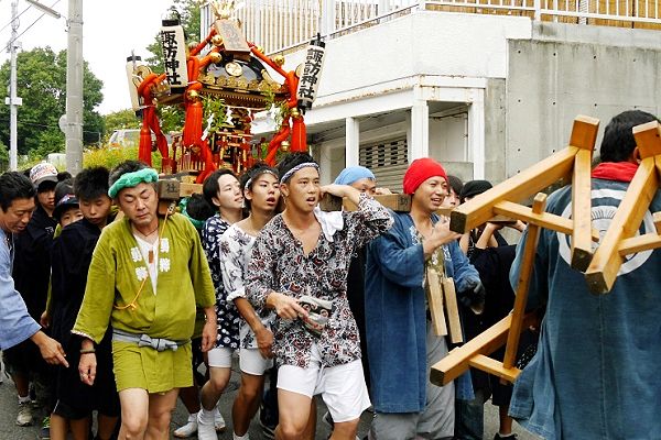 馬を持ちながら神輿担ぎながら鼓舞する。'13.08.25.