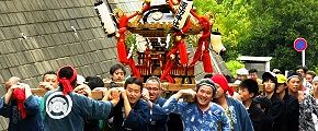 喘ぎながらの馬引沢を渡御。'13.08.25.
