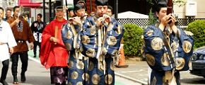 付き添いは朱傘差し団扇煽る。'13.09.08.