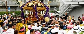 神輿責任者が差し上げ指示。'13.09.08.