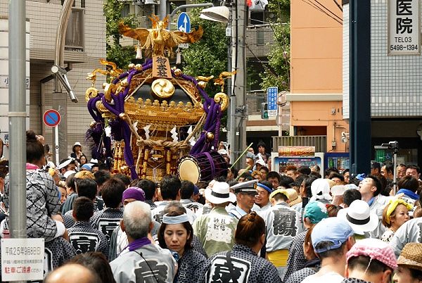 狭い道幅一杯使い城南担ぎ。'13.09.08.