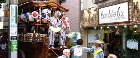 すれすれに巡行する山車。'13.09.23.