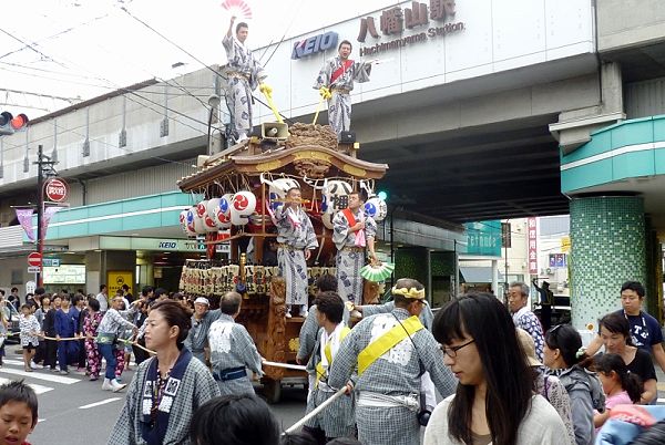 広い駅前に出てホットする役員達。'13.09.23.