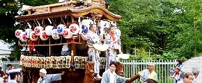 駅前から八栄会お神酒所目指す山車。'13.09.23.