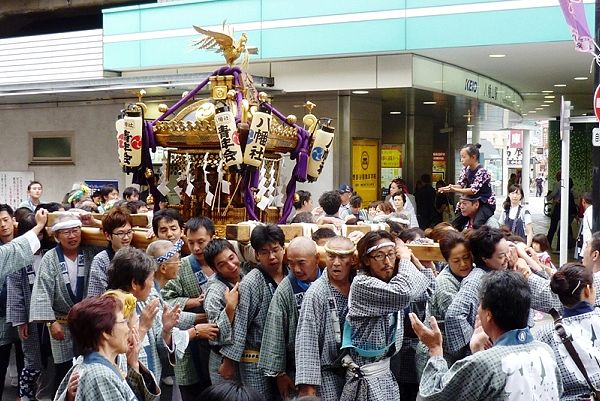 京王線八幡山駅前を渡御。'13.09.23.
