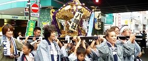 差し上げる子供神輿。'13.09.23.