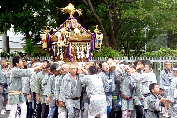 八栄会お神酒所へ方向転換。'13.09.23.