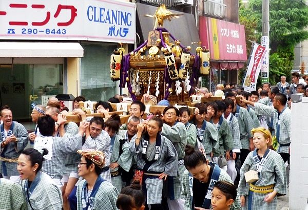 八幡山駅前の細い路地中を渡御。'13.09.23.