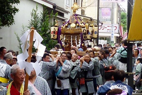 角を入る路地中を渡御。'13.09.23.