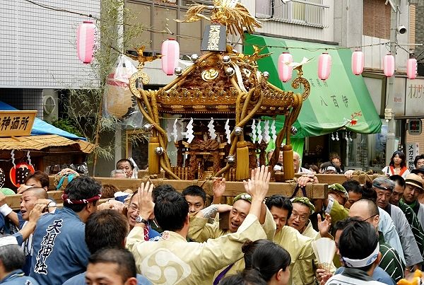 早くも気合入る担ぎ手。'13.09.08.