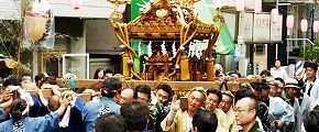 神酒所前からの担ぎ出し。'13.09.08.