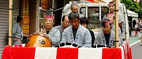 伊勢脇町会神酒所前でお囃子。'13.09.08.