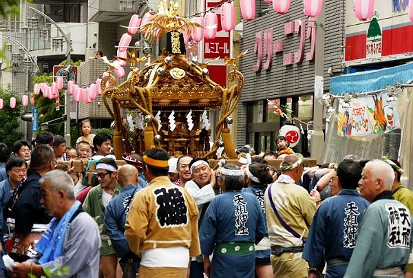 復路の中目黒銀座商店街を渡御。'13.09.08.