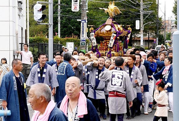 宮下橋を渡り狭い滝坂街道と渡御。'13.10.06.