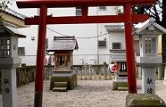 左側の祠は2社。'13.10.06.