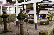 右側の祠は3社。'13.10.06.
