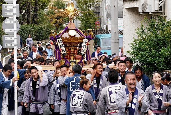 祖師谷公園脇を和やかに渡御。'13.10.06.
