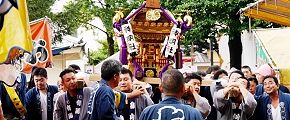 坂道の参道からの宮出し。'13.10.06.