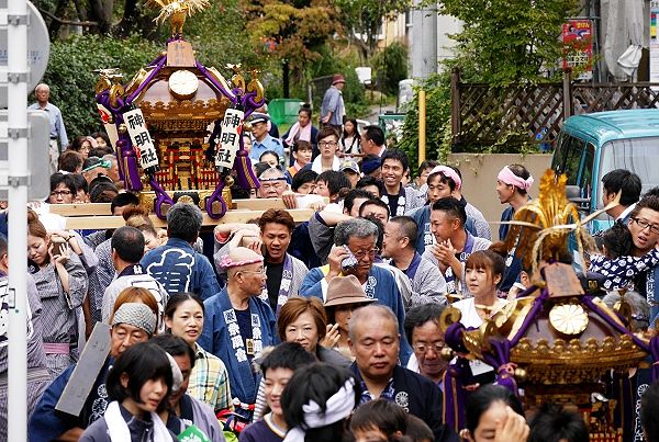 狭い路地中を連合渡御。'13.10.06.