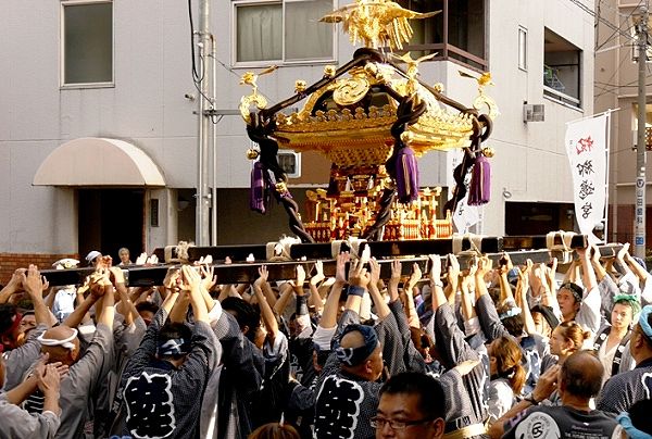 神社入り口での差し上げ。'13.09.15.