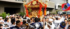 小右ェ門神社通りを渡御。'13.09.15.