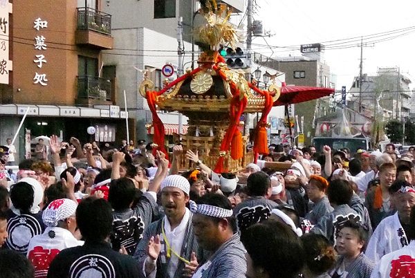 環七横断する島根鷲神社宮神輿。'13.09.15.