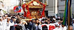 五色御幣が宮神輿を先導。'13.09.15.