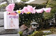 地口行燈と花飾り。'14.04.13.