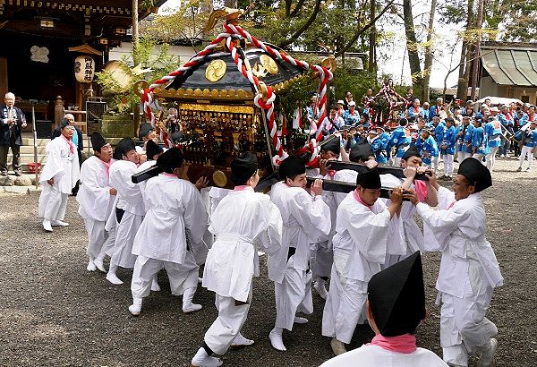 神輿揉み繰り返す白丁装束の担ぎ手。'14.04.13.