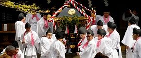 拝殿から宮神輿を担ぎ出す。'14.04.13.