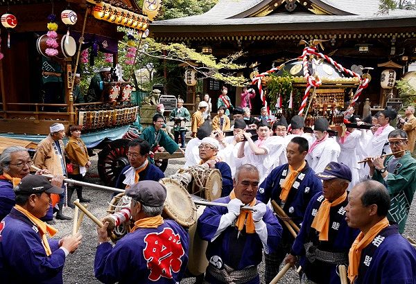 祇園囃子に合わせて激しい神輿揉み。'14.04.13.