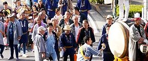 オーライと合図する大太鼓。'13.10.06.